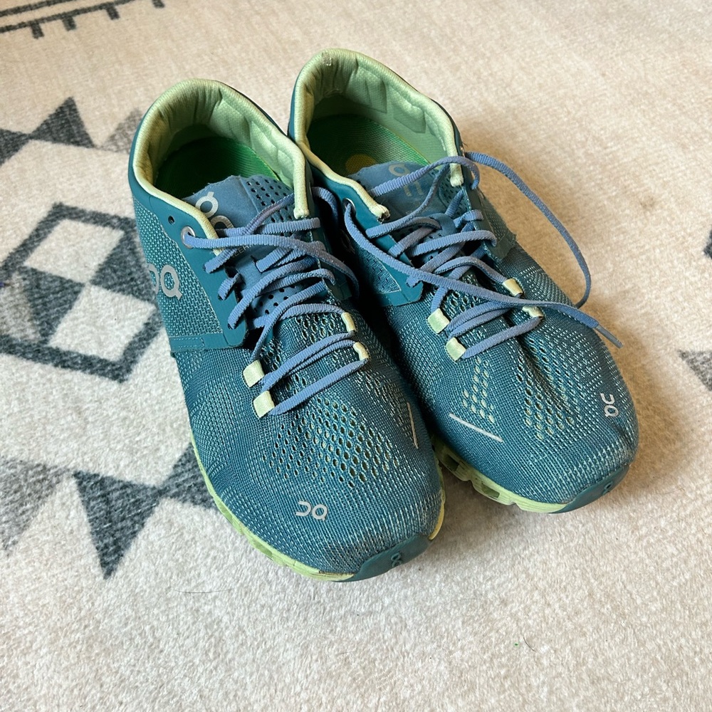 Women’s on cloud running shoes in fair condition